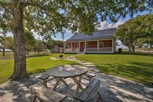 Peaceful Schulenburg Farmhouse with Fire Pit and Grill - Flatonia