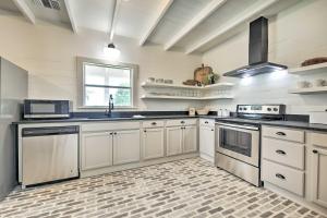 Peaceful Schulenburg Farmhouse with Fire Pit and Games