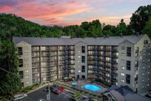 Downtown Gatlinburg Gem 102 - Walk to the Shops & Trails