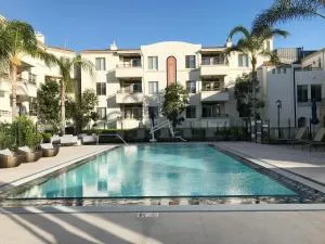 "Resort Style amenities walk to UCLA" w Pool & Parking B2 - Bel Air