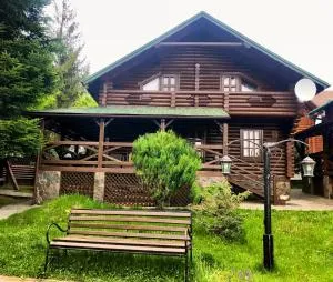 Комфортний котедж в Мигово - Avgustov