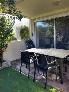 Particulier loue T3 en rez de jardin à 30 mètres de la plage avec un double box - Virebelle