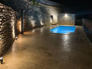 Maisons de vacances Stone holiday home with private pool in southern Ard che : photos des chambres