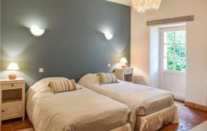 Maisons de vacances Gorgeous Home In Bourgougnague With Wifi : photos des chambres