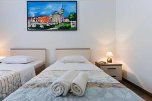 Deluxe Double Room with Bath room in Two Ducks Hostel