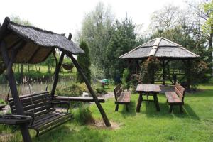Domek nad stawem