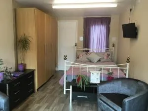 Cosy annex. - Threemilestone