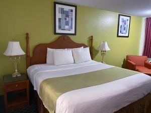 King Studio room in Royal Inn Richmond Hill- Savannah I-95
