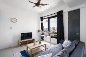 MUJI B&W Studio - Seaview at 218 Tropicana NEAR Komtar Food Heaven with Netflix & TV Box