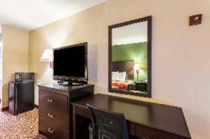 Room #26751107 room in Econo Lodge - Oxmoor