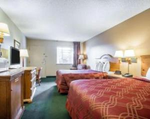 Room #28266910 room in Econo Lodge Springfield I-44