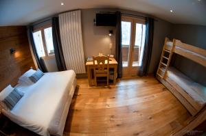 Quadruple Room room in Hotel & Restaurant Les Escondus