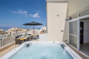 Summer Breeze Penthouse with private Hot Tub & terrace with panoramic views, by Getawaysmalta