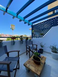 Retro n’ Boujee 1BR Apt with Pool and Balcony