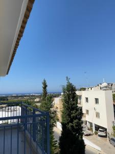 Retro n’ Boujee 1BR Apt with Pool and Balcony