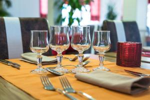 Hotels KYRIAD ORANGE Centre Ville - HOTEL & RESTAURANT & BAR - La Galerie d'Art des Princes - Provence Alpes Cote d'Azur - France - Proche A7-A9 - exit21- Chateauneuf-du-Pape Avignon Bollene Nimes - 24h-24h : photos des chambres