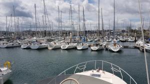 Bateaux BOAT APPART TITANIC Cherbourg motor yacht a quai ROSE STAR : photos des chambres