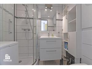 Appartements Appt T2, Piscine, la Plage a 130m! Parking prive clos, Lave-linge, Lave-vaisselle, Draps, Linge et Menage inclus! : photos des chambres