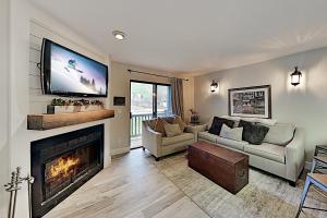 One-Bedroom Apartment room in Woodside Apartment 1491