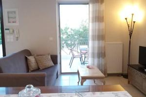 New, bright, cozy, autonomous apartment with private entrance and garden, 42 m2, 5min to the beach and city center