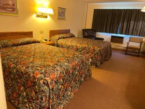 Queen Room with Two Queen Beds room in AmeriVu Inn