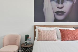 Triple Room room in Criterion Hotel Sydney