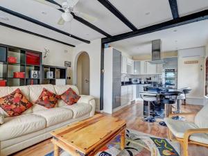 Contemporary Holiday Home in Saundersfoot with Garden