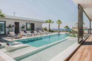 Villa Lydia I Superb views, two pools, next to the city