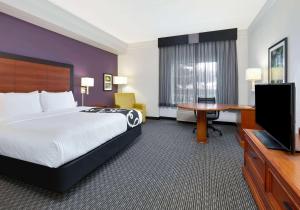 Deluxe King Room room in La Quinta by Wyndham Dallas North Central