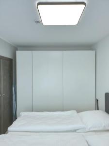 Premium Apartment Aircondition HD Pay Garage TV fully equipped near beach