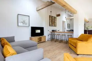 Hastings Retreat Rural barn conversions with Private Lake - Castle Gresley