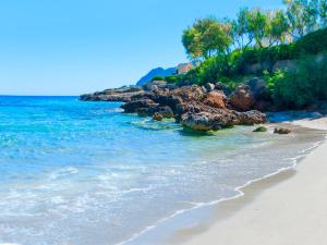 Villa Can Pau, pool and garden close to the beach