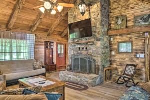 Peaceful Log Cabin Escape Near Table Rock Lake!