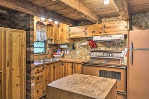 Peaceful Log Cabin Escape Near Table Rock Lake!