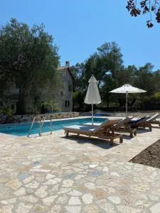 The "M" House - Velianitátika