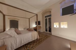 Deluxe Suite with Spa Bath room in METEORON Luxury Rooms