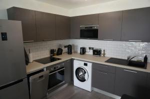 Palm Beach apartment with a pool in the residence