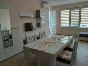 Апартаменти и стаи Мони Холидейс - فارفارا