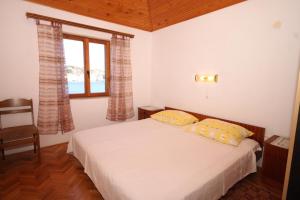 Three-Bedroom Apartment with Terrace and Sea View room in Apartments by the sea Mali Losinj (Losinj) - 8006