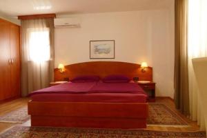 Apartments by the sea Barbat Rab 18462
