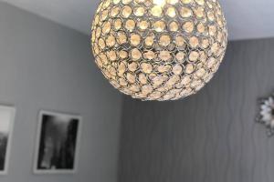 Chic 2 Bed Apartment with Free Parking- Recently Redecorated, 10 Minutes to City Centre