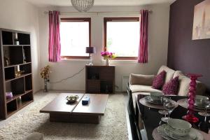 Beautiful Self-Catering 2 Bed Apartment with Free Parking 10 Minutes to City Centre