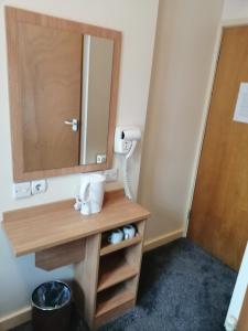 Double Room with private toilet and shower room in Colliers Hotel