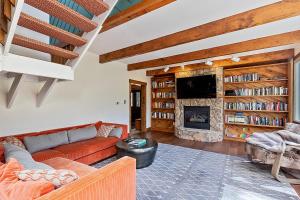 Holiday Home room in Mountain Chalet Just Blocks From Gondola & Main St