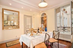 Luxury, Calm and Elegance in the heart of Champs-Elysées with a bottle of Champagne upon your arrival !!!