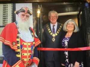 "Wesley House" Historic home in town Centre with Parking Options