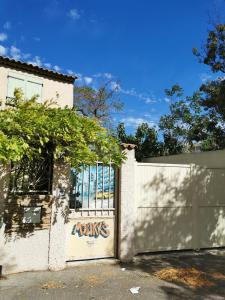 Maisons d'hotes APPARTEMENT EN SOUS SOL DE VILLA avec acces jardin et piscine : photos des chambres