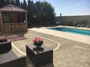 Piscine et jacuzzi à 2km de la plage de St Georges de didonne