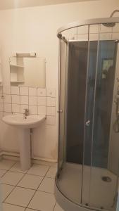 appartement simple entier avec cour pour 2 a 7 personnes