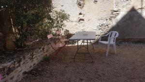 appart simple entier 3 chambres avec cour pour 2 a 7 personnes à château-gontier